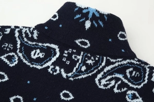 Makroaufnahme der Paisley-Jacquard-Strickjacke mit detaillierten marineblauen Mustern