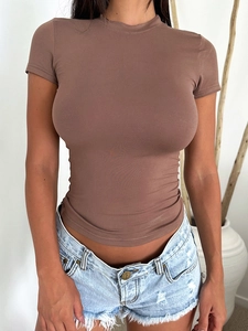Nahaufnahme des braunen, schmal geschnittenen Kurzarm-T-Shirts mit Rippstrickstruktur