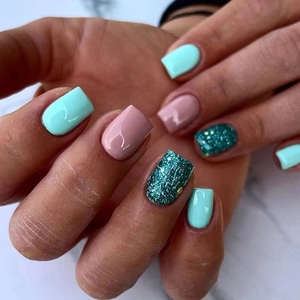 Faux Ongles À Presser Courts Carrés Vert Menthe Rose Paillettes Finition Brillante Art Ongles Portable Femmes Mode Simple Style INS