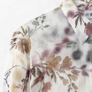 Camicetta in chiffon floreale con maniche a campana e righe verticali dorate da donna