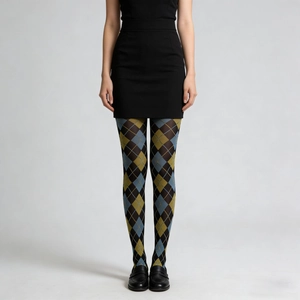 Détail de collants vintage à motifs de losanges jaune et bleu avec jupe élégante