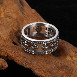 Gros plan détaillé d'une bague en acier avec croix évidée sur un bloc de bois naturel