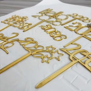 Goldene Tortenstecker aus Acryl mit 2026, Happy, Hello und Stern-Motiven für Torten