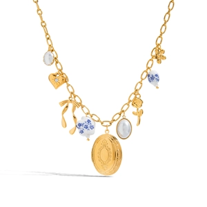 Detailopname van vintage gouden medaillon ketting met bloemenhangers en keramieken kralen
