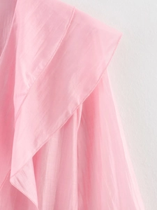 Détail du tissu mousseline rose transparent avec des volants et une texture rayée verticale