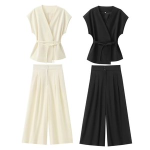 Ensemble d'été pour femme avec gilet à col en V et pantalon large noir et blanc
