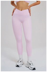 Détail du pantalon de yoga taille haute rose clair avec une taille croisée