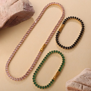 Parure de bijoux dorés avec collier rose et bracelets sertis de zircons colorés