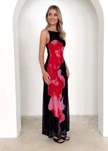 Détail d'une robe noire sans manches ajustée avec imprimé floral rouge dans un décor d'arche chic