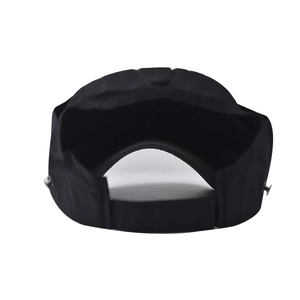 Détail de la sangle velcro réglable sur la casquette de baseball noire en coton