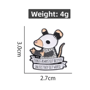 Detail der Opossum Emaille-Anstecknadel mit Größe 3,0x2,7cm und Gewicht 4g auf Weiß
