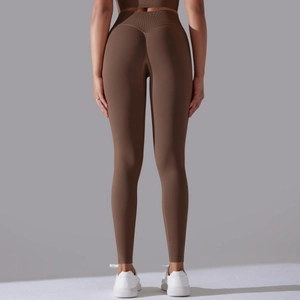 Detailansicht der nahtlosen High-Waist Yoga Leggings mit Push-Up Effekt in Dunkelbraun