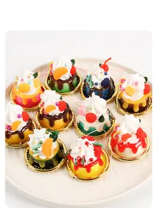 Macro-opname van diverse mini kunstgebakjes met room en fruit op een wit dienblad