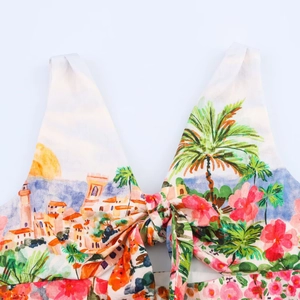Détail du haut à imprimé méditerranéen avec motif de palmiers et nœud décoratif