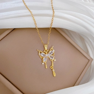 Lussuosa collana a farfalla dorata con ali in zircone e ciondolo a goccia d'acqua