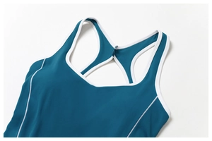Details des blaugrünen Yoga-Jumpsuits mit Racerback, weißer Paspel und Rückenausschnitt