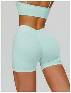 Détail du short de yoga côtelé vert menthe avec taille en V et design froncé aux fesses