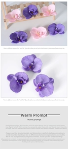 Dettaglio di orchidee finte rosa e viola con trama realistica dei petali e venature
