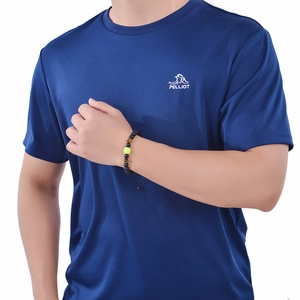 Detailansicht Sport-Perlenarmband mit schwarzen Perlen und neonfarbenem Baseball-Anhänger