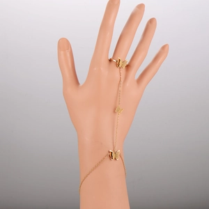 Goldenes Edelstahl-Ring-Armband-Set mit mattierten Schmetterlingen an einer Handpuppe