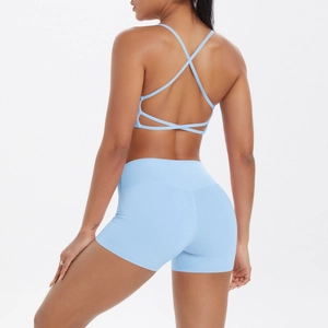 Détail d'un soutien-gorge de sport bleu clair avec dos croisé et short de fitness