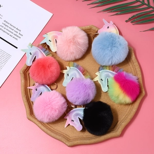 Llavero de unicornio con purpurina y pompones de colores en bandeja octogonal rosa