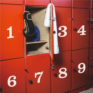 Autocollants de chiffres en vinyle étanche sur casiers métalliques rouges pour bureau