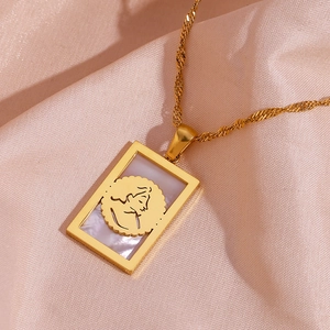 Collana in acciaio inossidabile placcata oro 18K con ciondolo rettangolare in madreperla