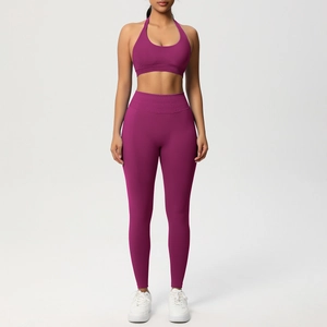 Set yoga bordeaux in maglia con reggiseno sportivo allacciato al collo e leggings