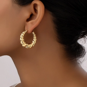 Minimalist gold-plated geometric C-shaped hoop earrings with spiral twist texture