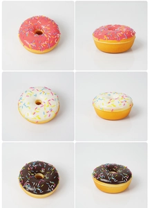 Vues détaillées de modèles de donuts en PU rose, blanc et chocolat avec paillettes