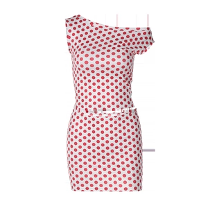 Détail de la robe courte blanche à pois rouges, design asymétrique et tissu extensible