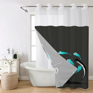 Dettaglio della tenda da doccia impermeabile con stampa artistica di mietitore e gatti fantasma