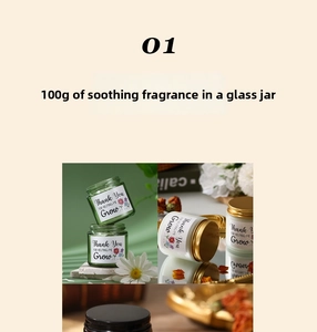 Λεπτομερής όψη κεριού σόγιας 100g σε παγωμένο γυαλί με λουλουδάτη ετικέτα Thank You