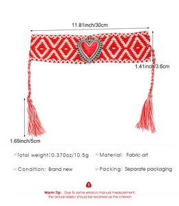 Detailansicht des gewebten Boho-Armbands mit rotem Herzanhänger und Maßen