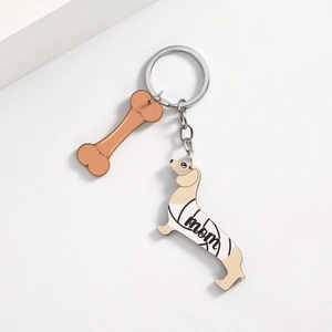 Detail van de teckel sleutelhanger met 'mom' tekst en bot bedeltje voor Moederdag gift