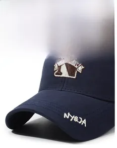 Gros plan sur la visière renforcée et la broderie de la casquette bleu marine
