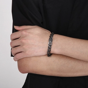 Primer plano de pulsera de cadena cubana de acero de titanio oscuro mate para hombre