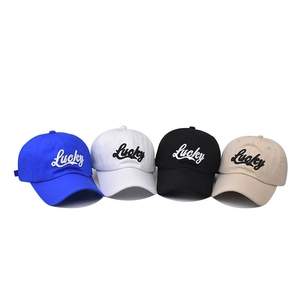 Casquettes de baseball en coton avec broderie Lucky en bleu, blanc, noir et beige clair