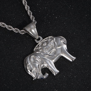 Détail du pendentif éléphant hip hop en argent vintage avec sa chaîne torsadée
