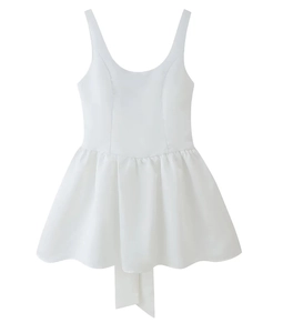 Détail de la robe courte blanche sans manches avec un grand nœud noué au dos