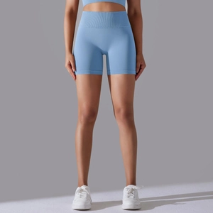 Détail du short de yoga bleu clair sans couture à taille haute avec coupe élastique