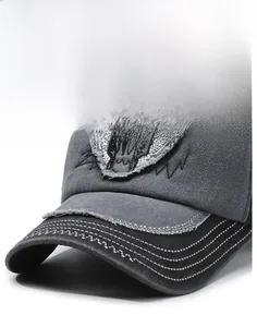 Gros plan d'une casquette en denim délavé avec broderie tête de bœuf et bordure effilochée