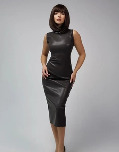 Détail d'une robe mi-longue sans manches en similicuir noir brillant avec col montant