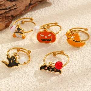 Set de 5 anillos dorados de Halloween con motivos de esmalte de calabaza, fantasma y murciélago