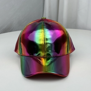 Détail de la texture holographique arc-en-ciel réfléchissante sur la casquette de baseball