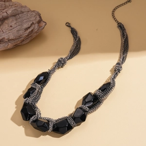 Collier chaîne géométrique en acrylique sombre avec métal multicouche et perles noires