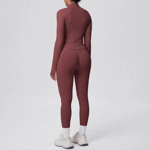 Vista posteriore del set da yoga rosso scuro con top a collo alto e leggings a vita alta