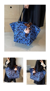 Dettaglio della borsa tote grande blu con stampa leopardata e ciondolo a topo di peluche