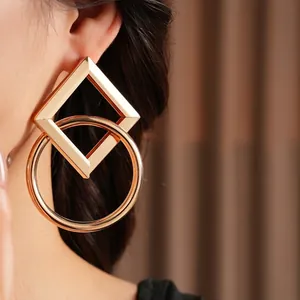 Boucles d'oreilles pendantes géométriques creuses entrelacées carrées et rondes en or